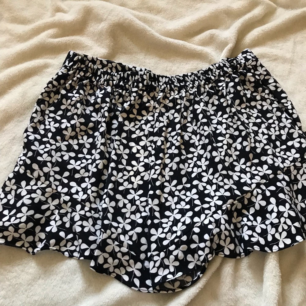 NWT!! Black/white ruffle shorts! π€ - Picture 5 of 5